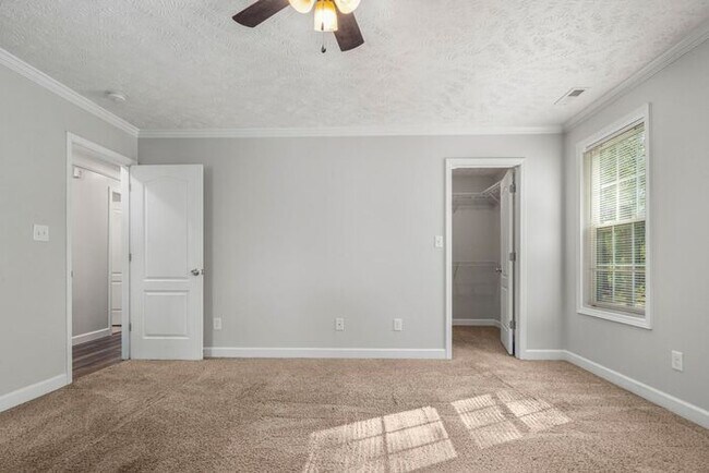 Building Photo - 4 Bedroom 2.5 Bath Home