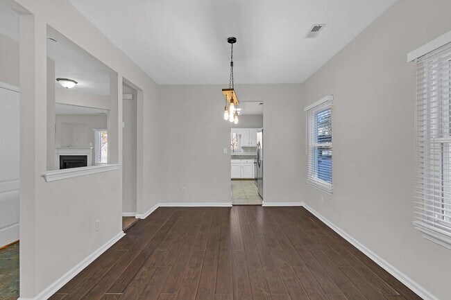 Building Photo - 710 Ray Ave