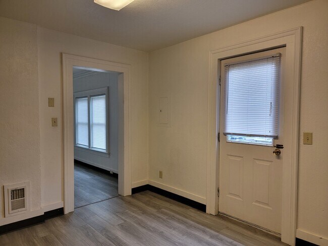 Building Photo - 564 Mt Vernon St