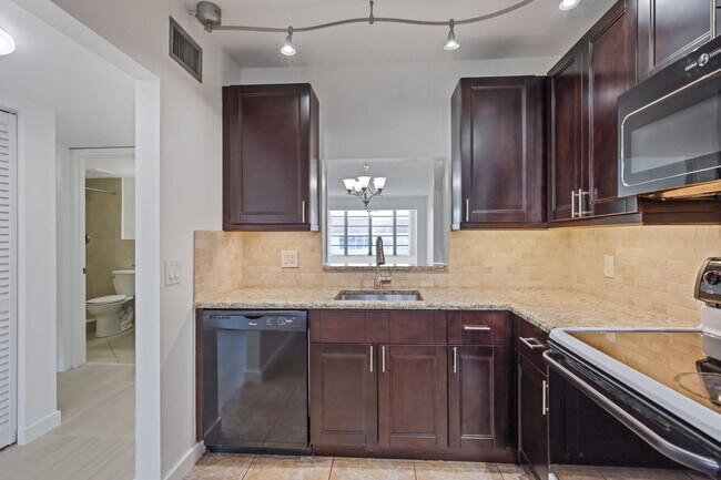 Building Photo - 2840 SW 22nd Ave