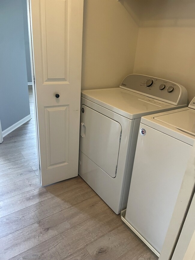 Building Photo - 453 Pine Lake Cir