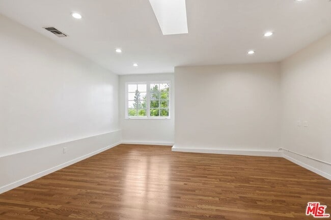 Building Photo - 18080 Karen Dr