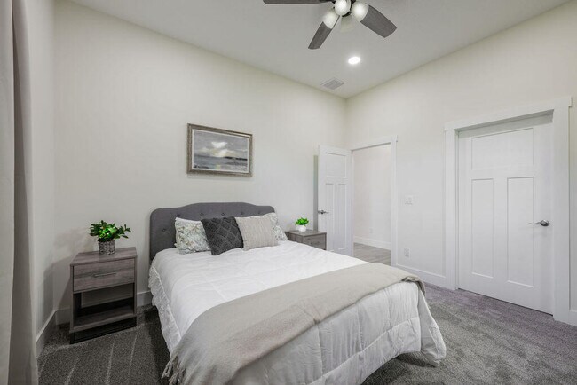 Building Photo - 1155 SW Bent Pine Cove