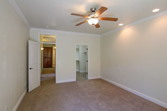 Building Photo - 4 Bedroom Mary Lake Home on Cul-De-Sac