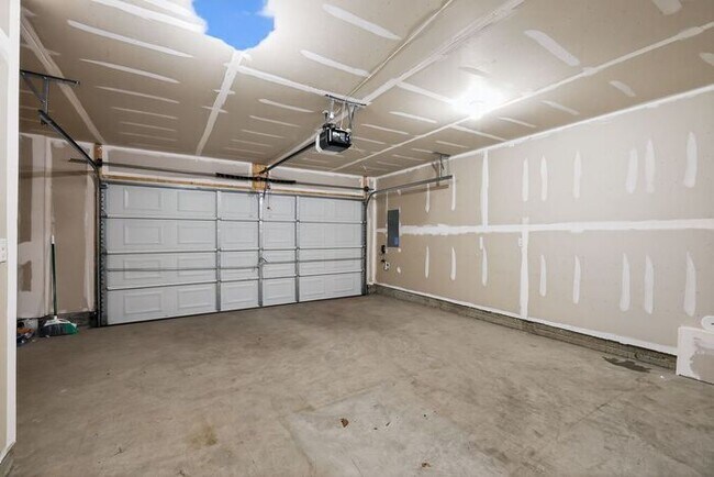 Building Photo - 8760 Mimosa Ave