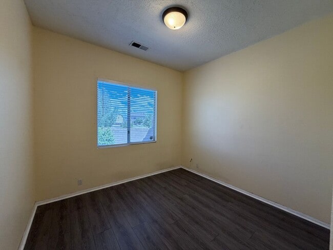 Building Photo - Contemporary 3 Bedroom 2 Bathroom Home Located In NW Albuquerque!
