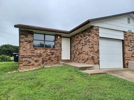Building Photo - 1606 Campus Dr