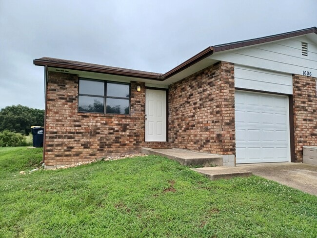 Building Photo - 1606 Campus Dr