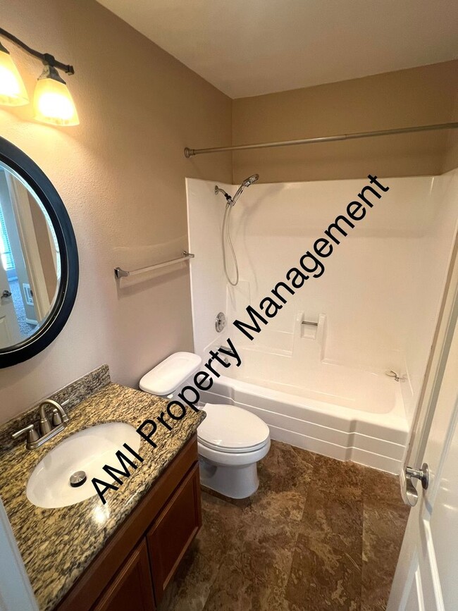 Building Photo - 1/2 OFF 1ST MONTH"S RENT!! MOVE IN BY DECE...