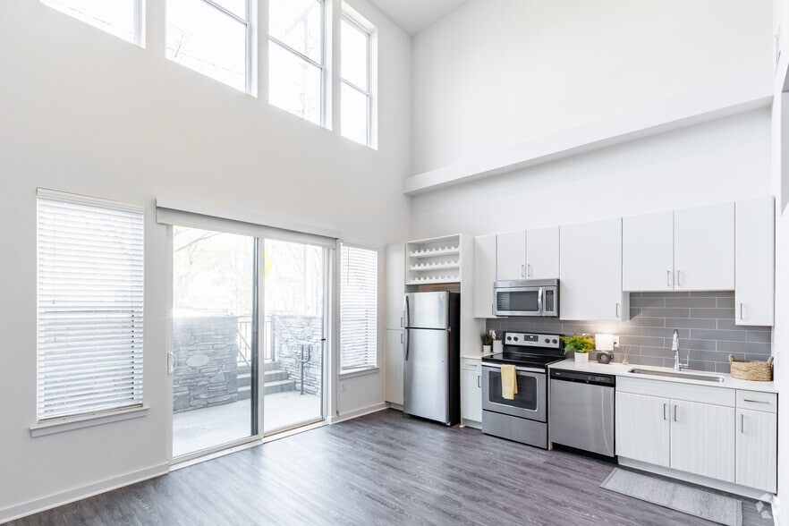 Studio, 1BA - 607SF Kitchen/Living Room - Station R Apartments