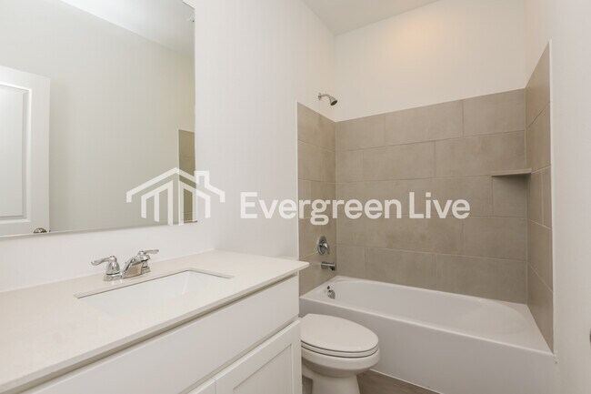 Building Photo - 200 Pine St