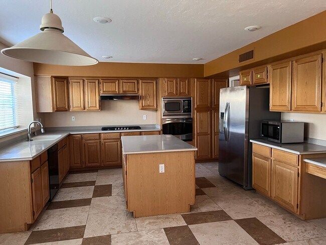 Building Photo - 4746 W Carla Vista Dr