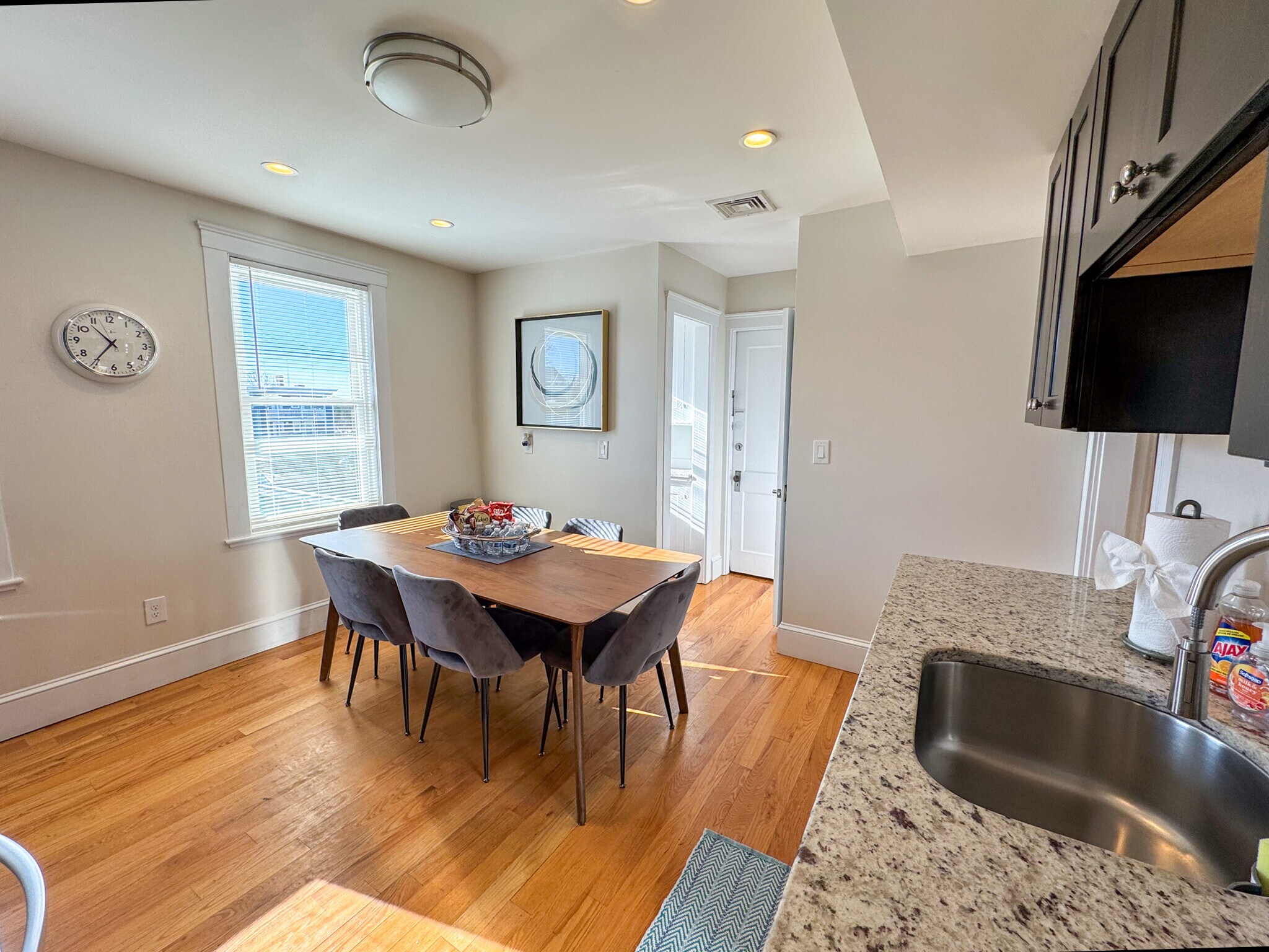 Building Photo - 34 Clay St