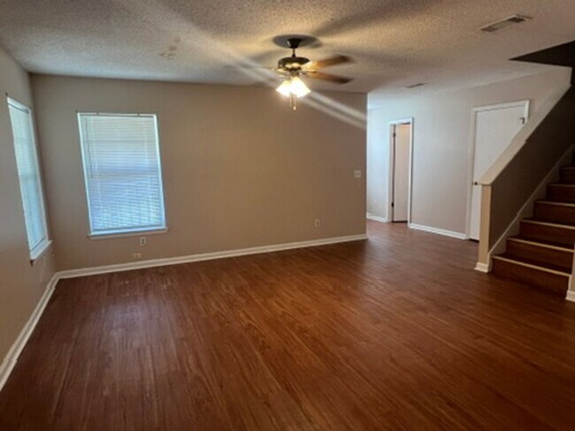Building Photo - Two Story 3BR 2.5 Bath Available Early Sep...