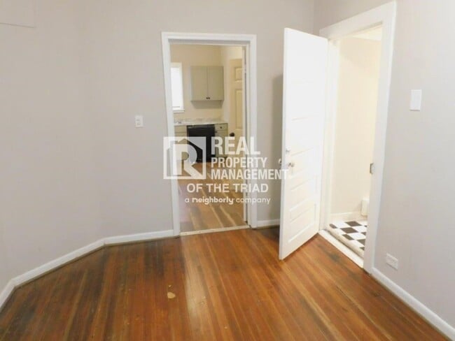 Building Photo - Move in special - Cozy 2 Bedroom/1 Bath Ho...