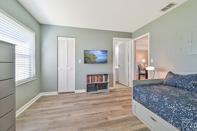 Building Photo - ** 2/2 First Floor Condo ~ Cross Creek ~ R...