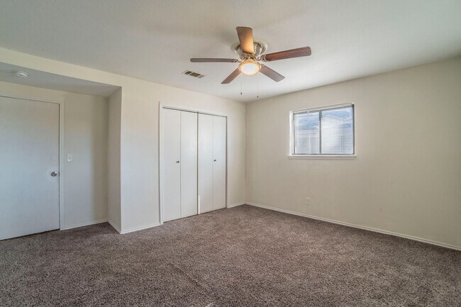 Building Photo - Newly Remodeled & Ready to Move In!