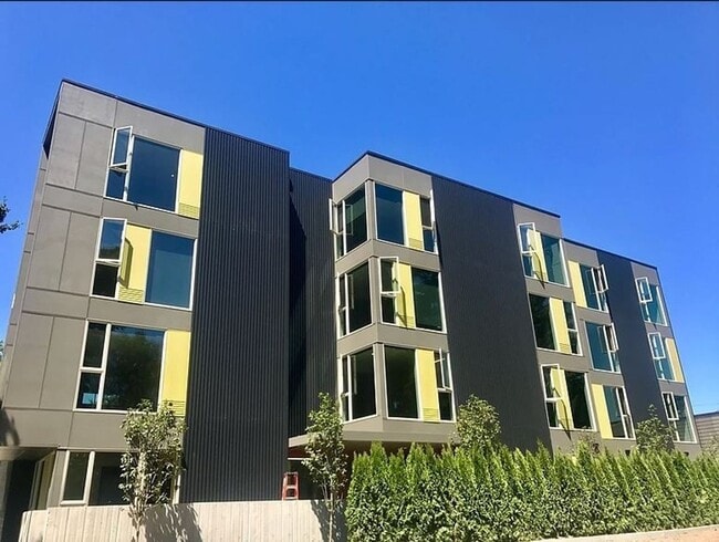 Building Photo - Sellwood 3rd Floor-Studio w W/D Ready Late...