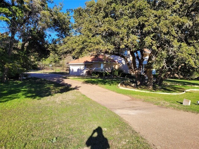 Building Photo - 8504 Young Ln