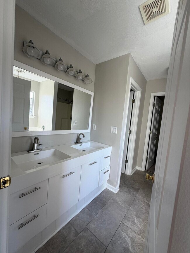 Building Photo - 516 Granite Point