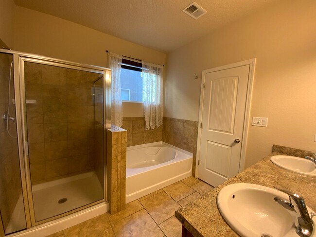 Building Photo - 4 Bedroom Home Available Near Golf Course ...