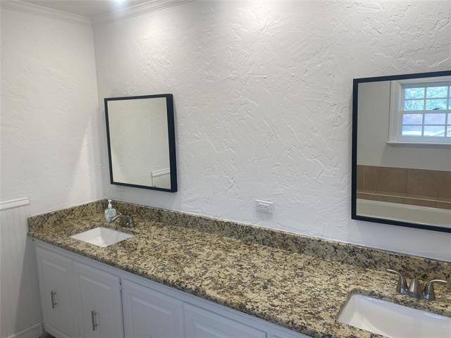 Building Photo - 821 Arrowhead Dr