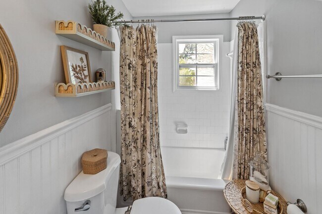 Building Photo - Charming Parkside 2-Bedroom Home Near Daffin Park with Fenced Yard & Patio