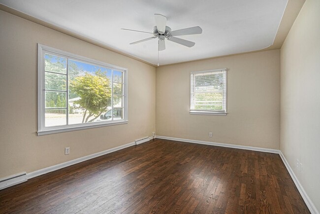 Building Photo - AVAILABLE IN AUGUST! 3 Bedroom, 1 Bath Sin...