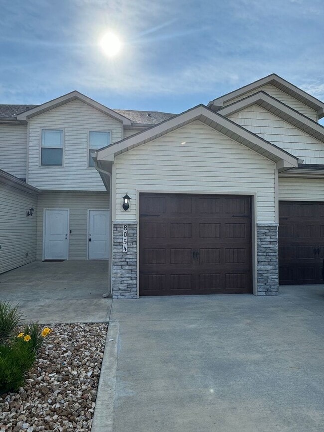 Building Photo - Charming 2 Bedroom, 2.5 Bath Townhome with...