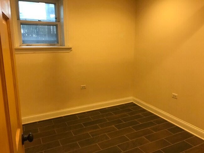Building Photo - 2611 N Albany Ave