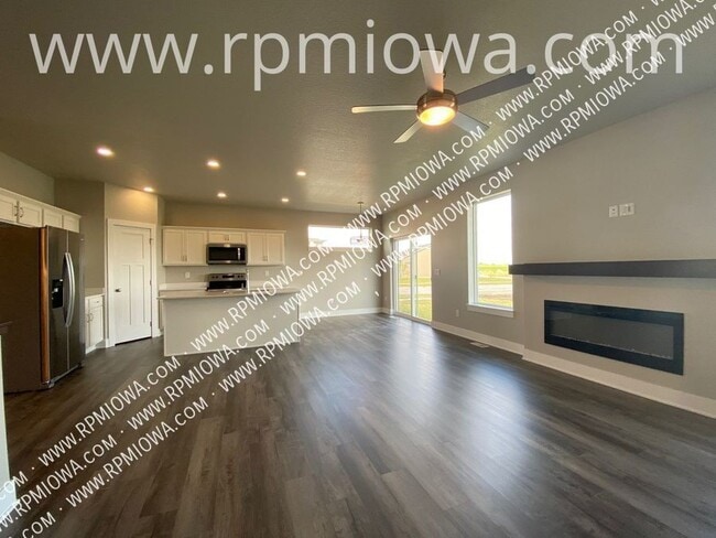 Building Photo - 740 SE Drumlin Dr