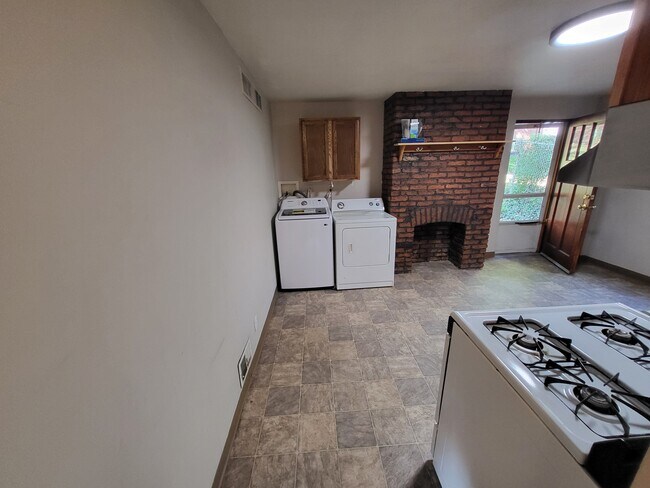 Washer and Dryer in unit - 306 Amabell St