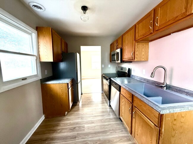 Building Photo - 916 E Fairlawn Dr