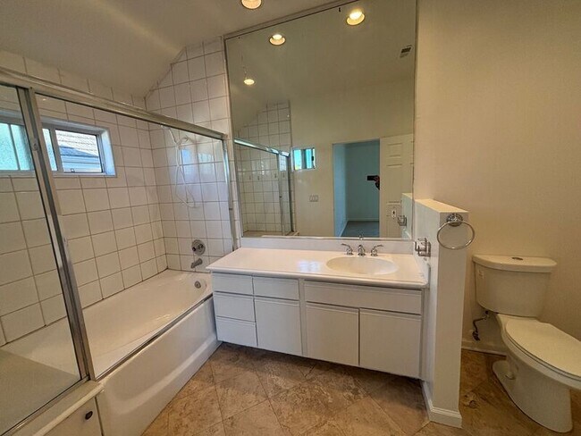 Building Photo - 525 Orange Grove Pl