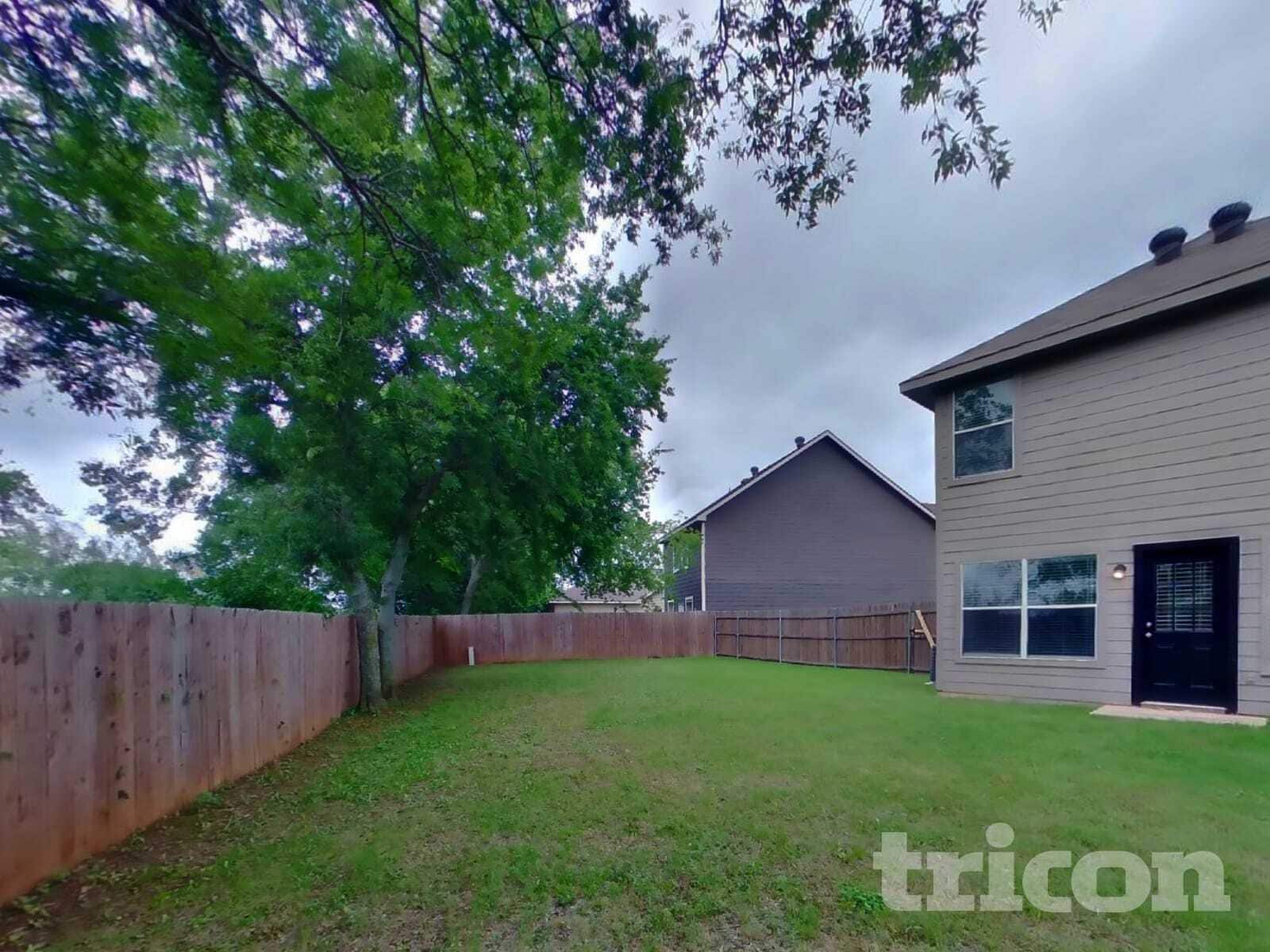 Building Photo - 1532 Pine Ln