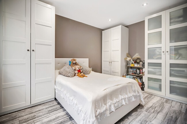 Building Photo - 6554 Greenbush Ave