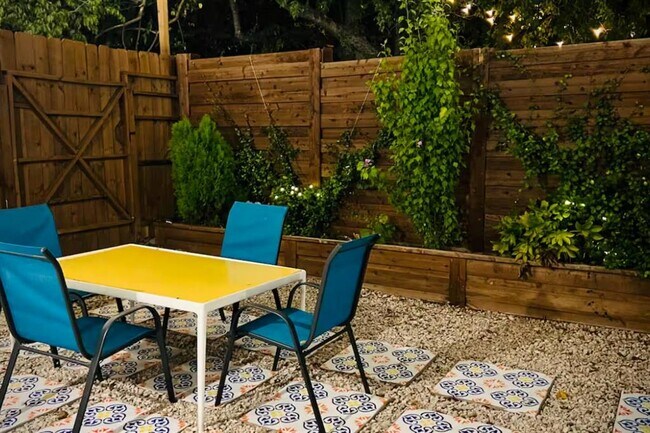 Building Photo - 211 Lessin Ln