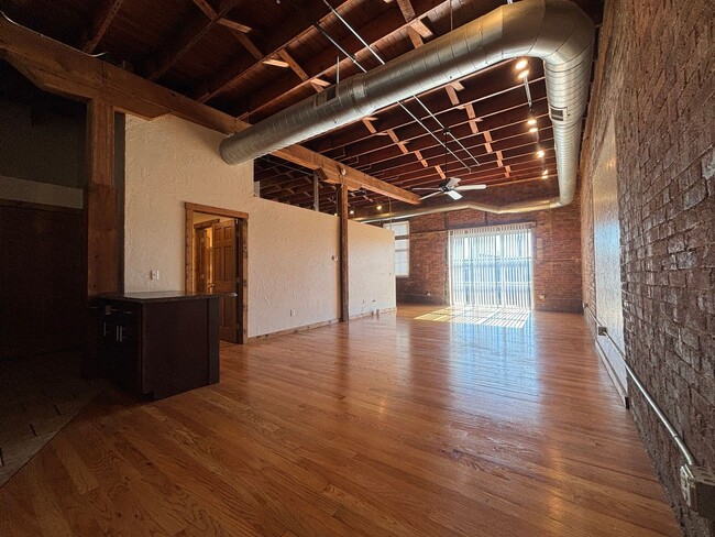 Building Photo - Large One Bedroom One bath Loft Apartment ...