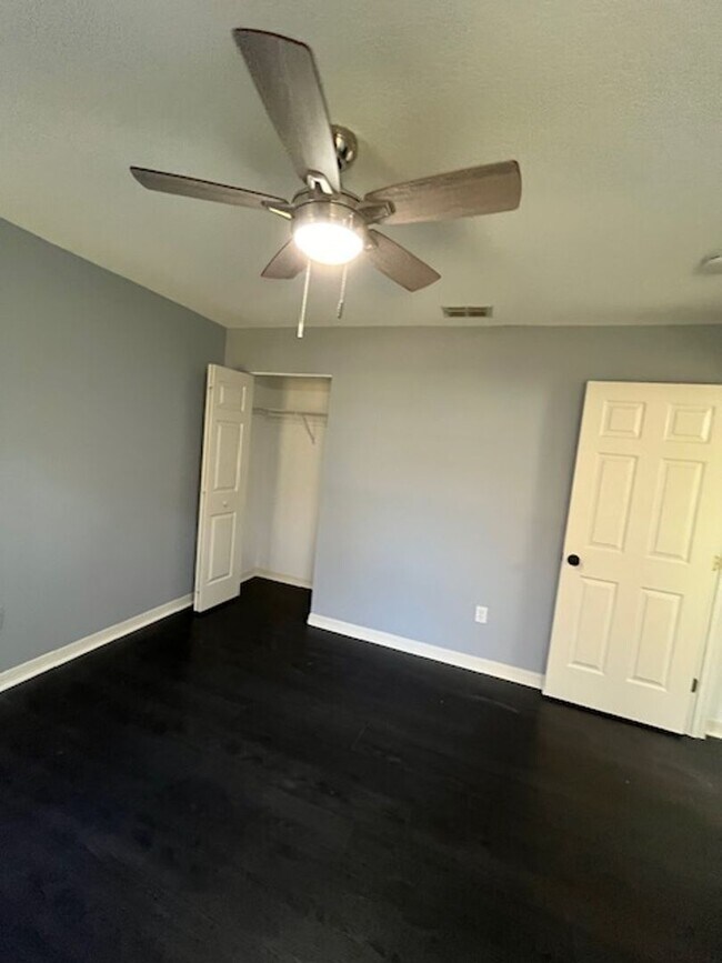 Building Photo - Beautiful and completely Renovated 3/2 fen...