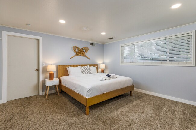 Building Photo - 1416 E Hollow Dale Dr