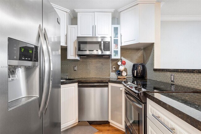 Building Photo - 2701 Middle River Dr