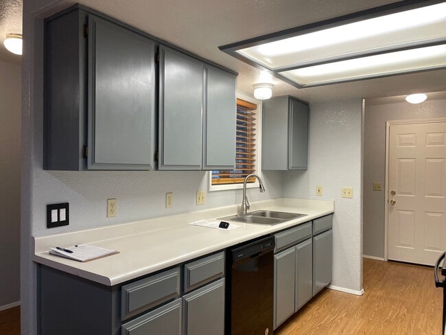 Building Photo - 1391 SW Kokanee Ln