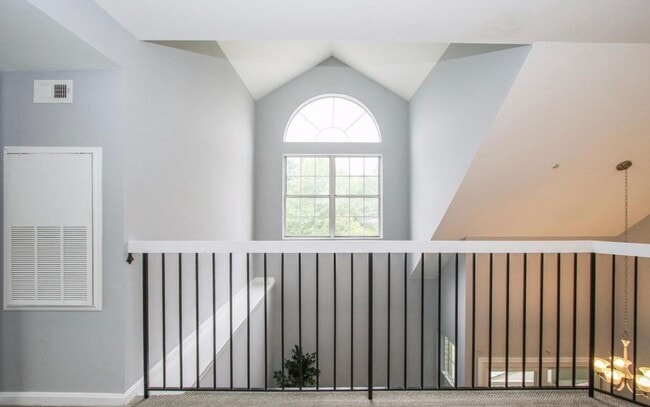 Building Photo - Beautiful 2-Level top floor condo close to...