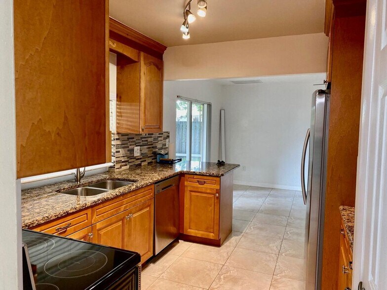 Building Photo - 1283 Anhinga Dr