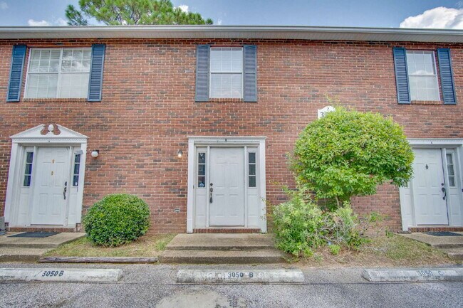 Building Photo - Charming Townhome with Fireplace & Fenced ...