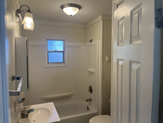 Building Photo - 304 Woodrow St NE