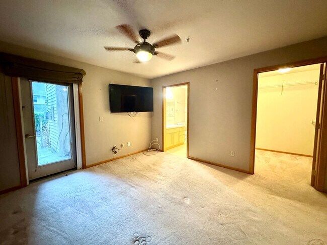 Building Photo - In town Kingston, walking distance to the Seattle and Edmonds ferry, main floor condo