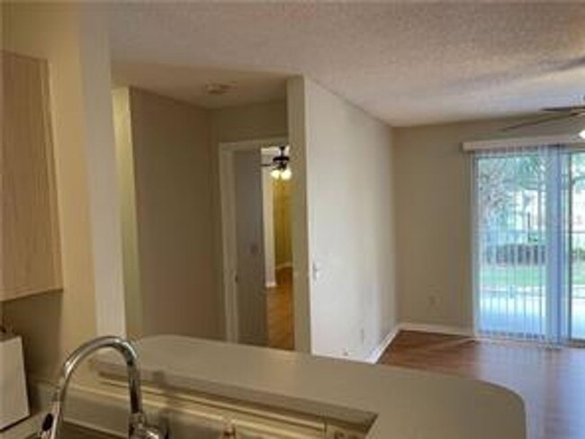 Building Photo - Bright and Spacious 2 BR / 2 BA Condo in C...