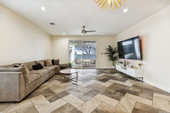 Building Photo - 303 Pendleton Ave