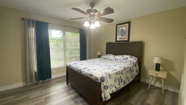 Building Photo - Charming 2/2 Seasonal Rental in Sarasota – Minutes from the Beach! Private Courtyard Included!!